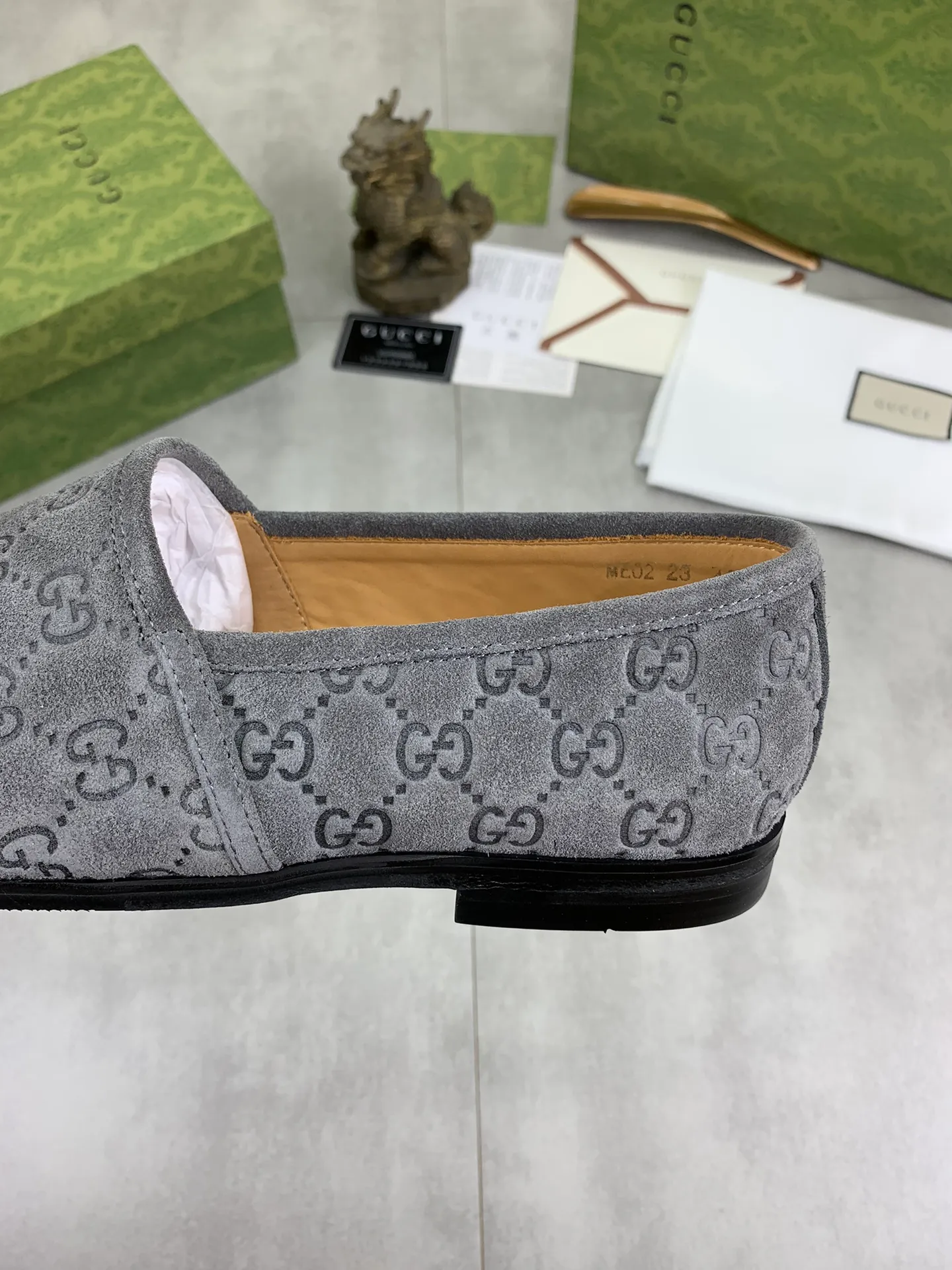 Men's Men's Shoes 💰P500💰【New Style】Water-dyed Niuli Gucci's most popular selection of lazy slip-on leather shoes (Gucci) official website latest Gucci lazy leather shoes, hot style 💥 simple and elegant style, exclusive for trendy men. Unique official website latest brand original double G embossing Elements 👑 Original Gucci decoration, fashionable and elegant, fabric original calfskin ✅ fully imported first-layer cowhide lining, official website designated wear-resistant, rubber business outsole, classic model taken at the counter in real life 🎬38-44 Various colors available